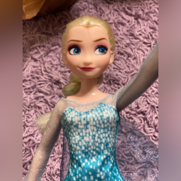 Frozen Bundle - Elsa & Anna dolls ❄️ 🏰 - Picture 12 of 15